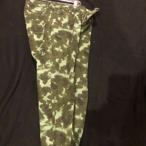 This is an elegant pair of New Directions Ink Blot Camo ankle skinny jeans pants